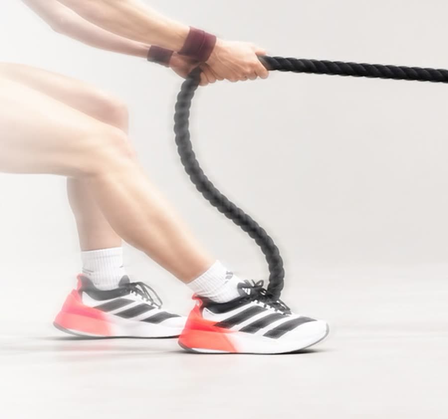 Battle rope ile antrenman yapan sporcu